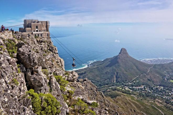 Table_mountain_cable_way_with_lions_head
